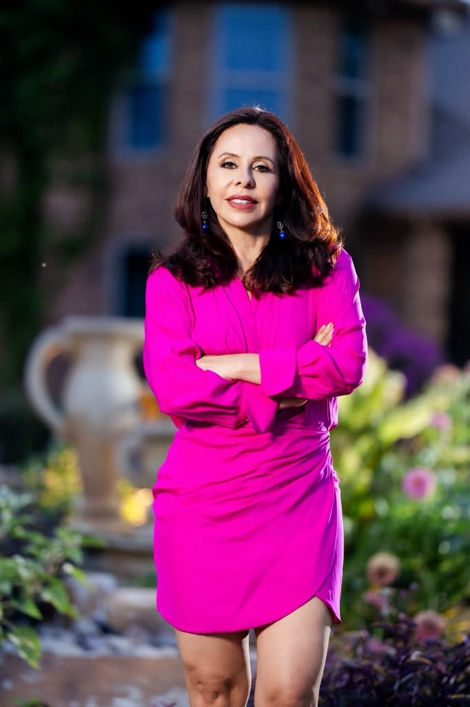 Olivia Izaguirre, Broker